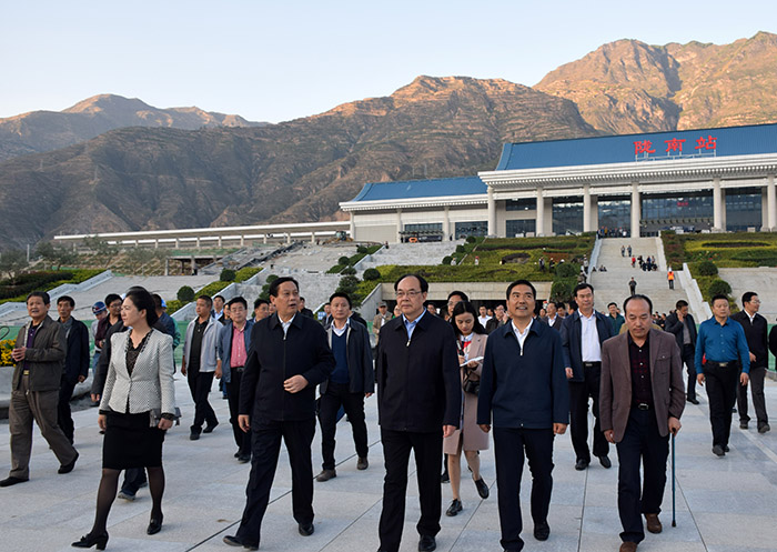全國(guó)、省市政協(xié)委員體驗(yàn)蘭渝鐵路、視察階州廣場(chǎng)