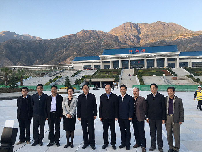 全國(guó)、省市政協(xié)委員體驗(yàn)蘭渝鐵路、視察階州廣場(chǎng)