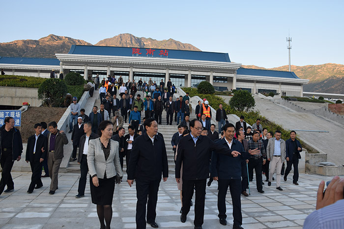 全國(guó)、省市政協(xié)委員體驗(yàn)蘭渝鐵路、視察階州廣場(chǎng)