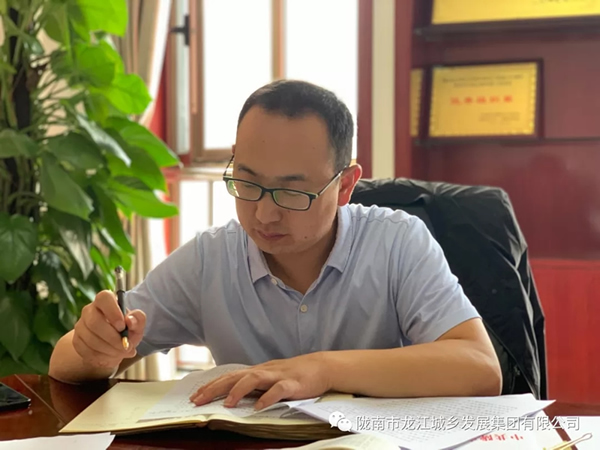 市龍江集團(tuán)“不忘初心、牢記使命”主題教育讀書(shū)班舉行結(jié)班式