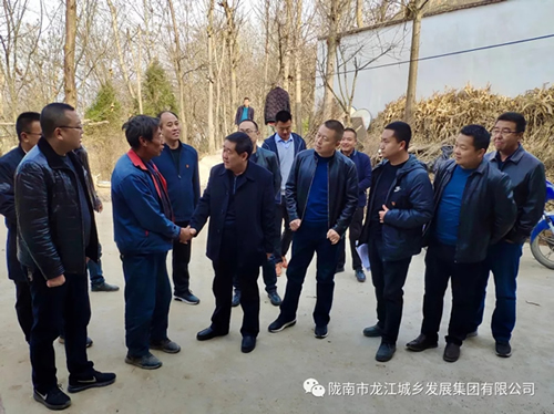 市龍江集團(tuán)在文縣橋頭鎮(zhèn)安子坡村開(kāi)展“解難題、辦實(shí)事、送溫暖”活動(dòng)