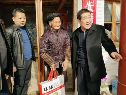 市龍江集團(tuán)在文縣橋頭鎮(zhèn)安子坡村開(kāi)展“解難題、辦實(shí)事、送溫暖”活動(dòng)