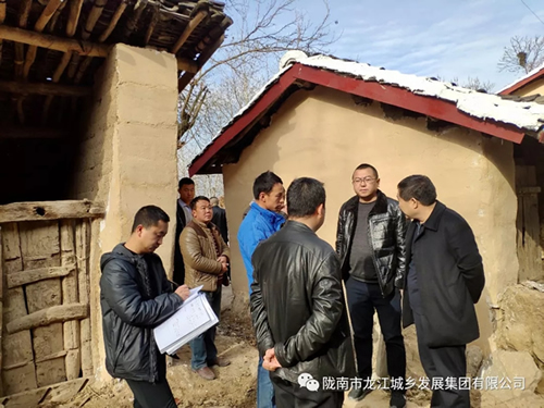 市龍江集團(tuán)在文縣橋頭鎮(zhèn)安子坡村開(kāi)展“解難題、辦實(shí)事、送溫暖”活動(dòng)