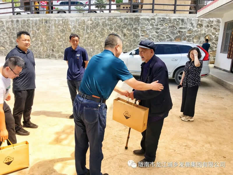 “感黨恩、憶黨史”，--市龍江城鄉(xiāng)發(fā)展集團公司開展慶祝建黨99周年主題黨日活動